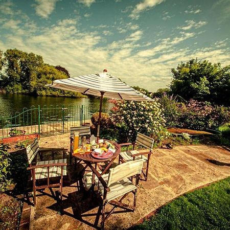 Cozy Double Bedroom In Stunning Bungalow On River Thames - Near Thorpe Park/Royal Holloway University/20Mins From Heathrow 스테인스 외부 사진