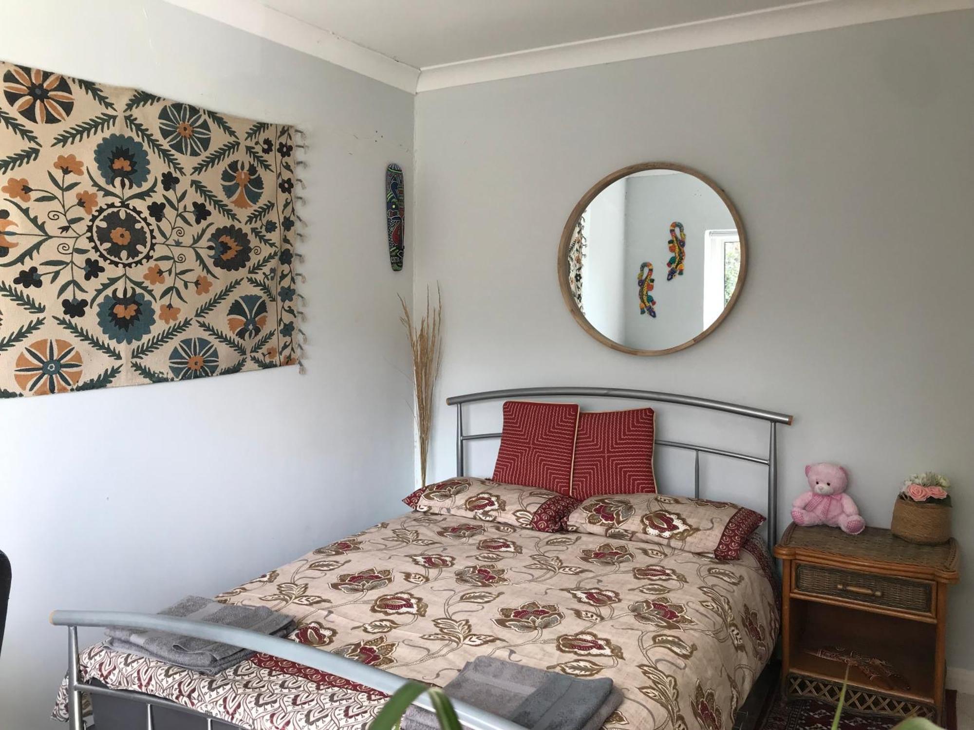 Cozy Double Bedroom In Stunning Bungalow On River Thames - Near Thorpe Park/Royal Holloway University/20Mins From Heathrow 스테인스 외부 사진