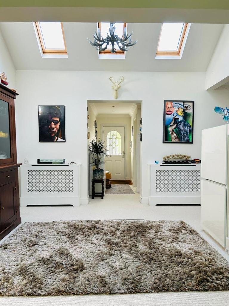 Cozy Double Bedroom In Stunning Bungalow On River Thames - Near Thorpe Park/Royal Holloway University/20Mins From Heathrow 스테인스 외부 사진