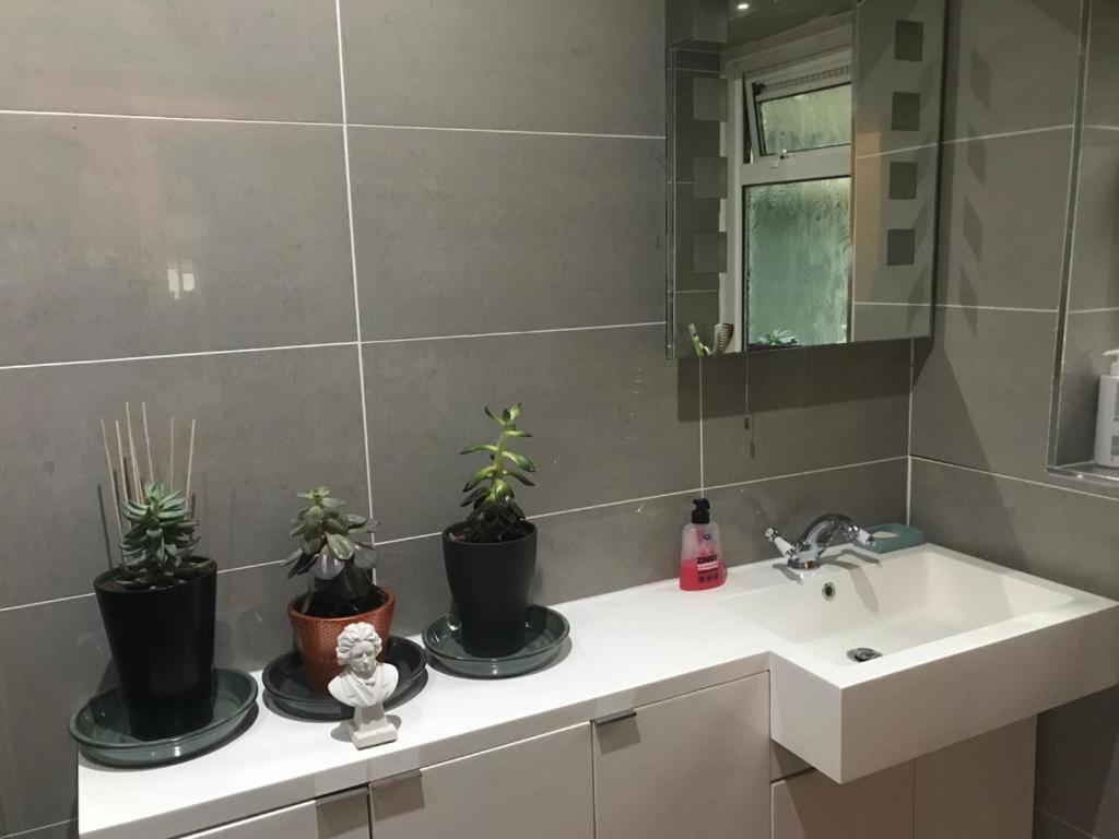 Cozy Double Bedroom In Stunning Bungalow On River Thames - Near Thorpe Park/Royal Holloway University/20Mins From Heathrow 스테인스 외부 사진