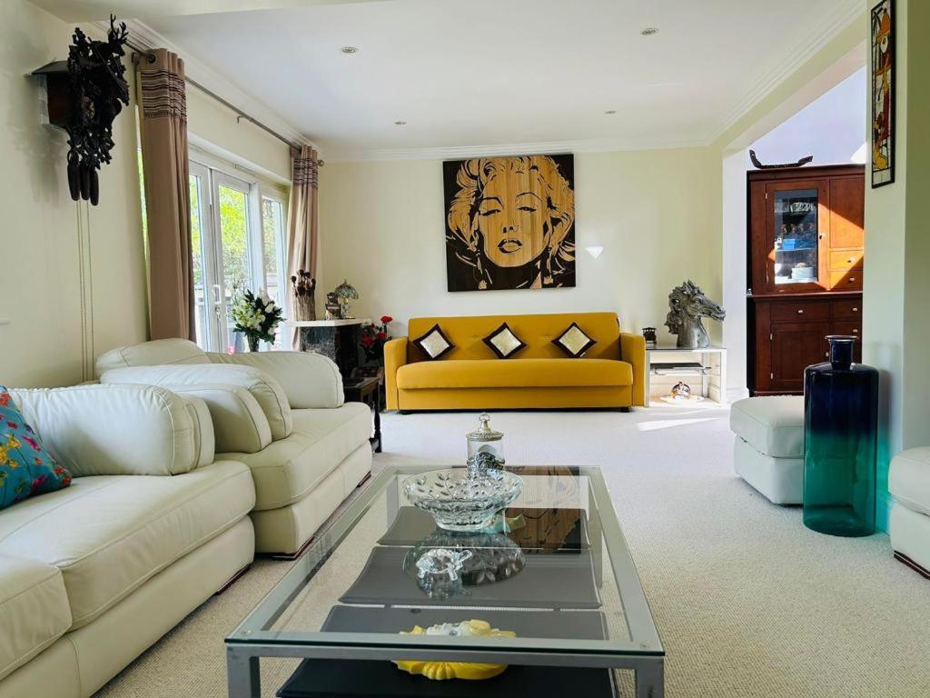 Cozy Double Bedroom In Stunning Bungalow On River Thames - Near Thorpe Park/Royal Holloway University/20Mins From Heathrow 스테인스 외부 사진