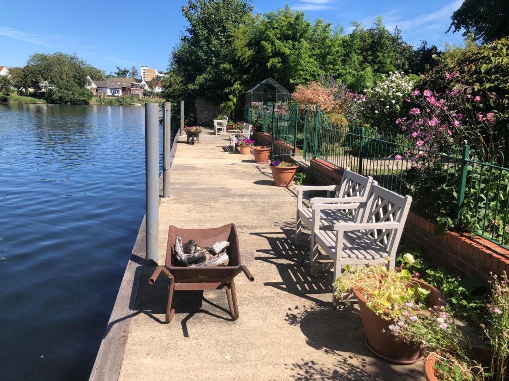Cozy Double Bedroom In Stunning Bungalow On River Thames - Near Thorpe Park/Royal Holloway University/20Mins From Heathrow 스테인스 외부 사진
