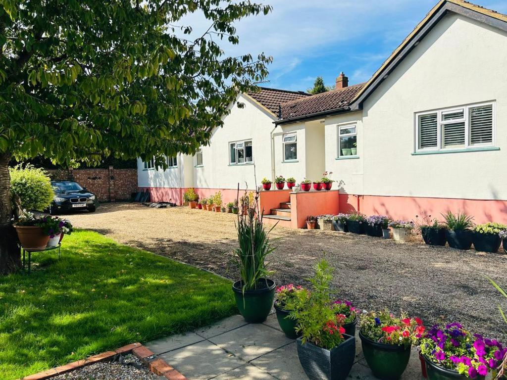 Cozy Double Bedroom In Stunning Bungalow On River Thames - Near Thorpe Park/Royal Holloway University/20Mins From Heathrow 스테인스 외부 사진