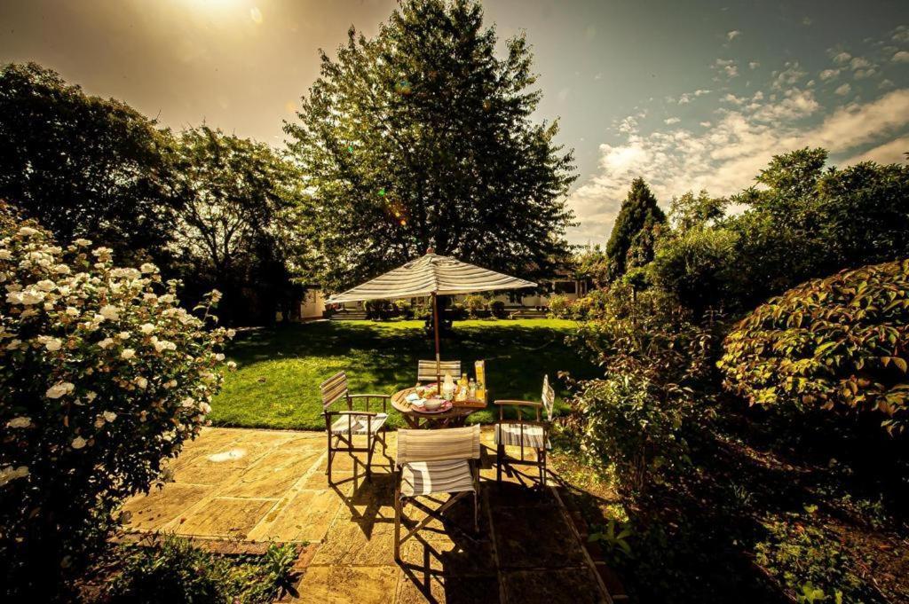 Cozy Double Bedroom In Stunning Bungalow On River Thames - Near Thorpe Park/Royal Holloway University/20Mins From Heathrow 스테인스 외부 사진