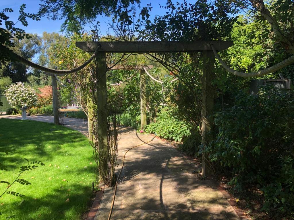 Cozy Double Bedroom In Stunning Bungalow On River Thames - Near Thorpe Park/Royal Holloway University/20Mins From Heathrow 스테인스 외부 사진