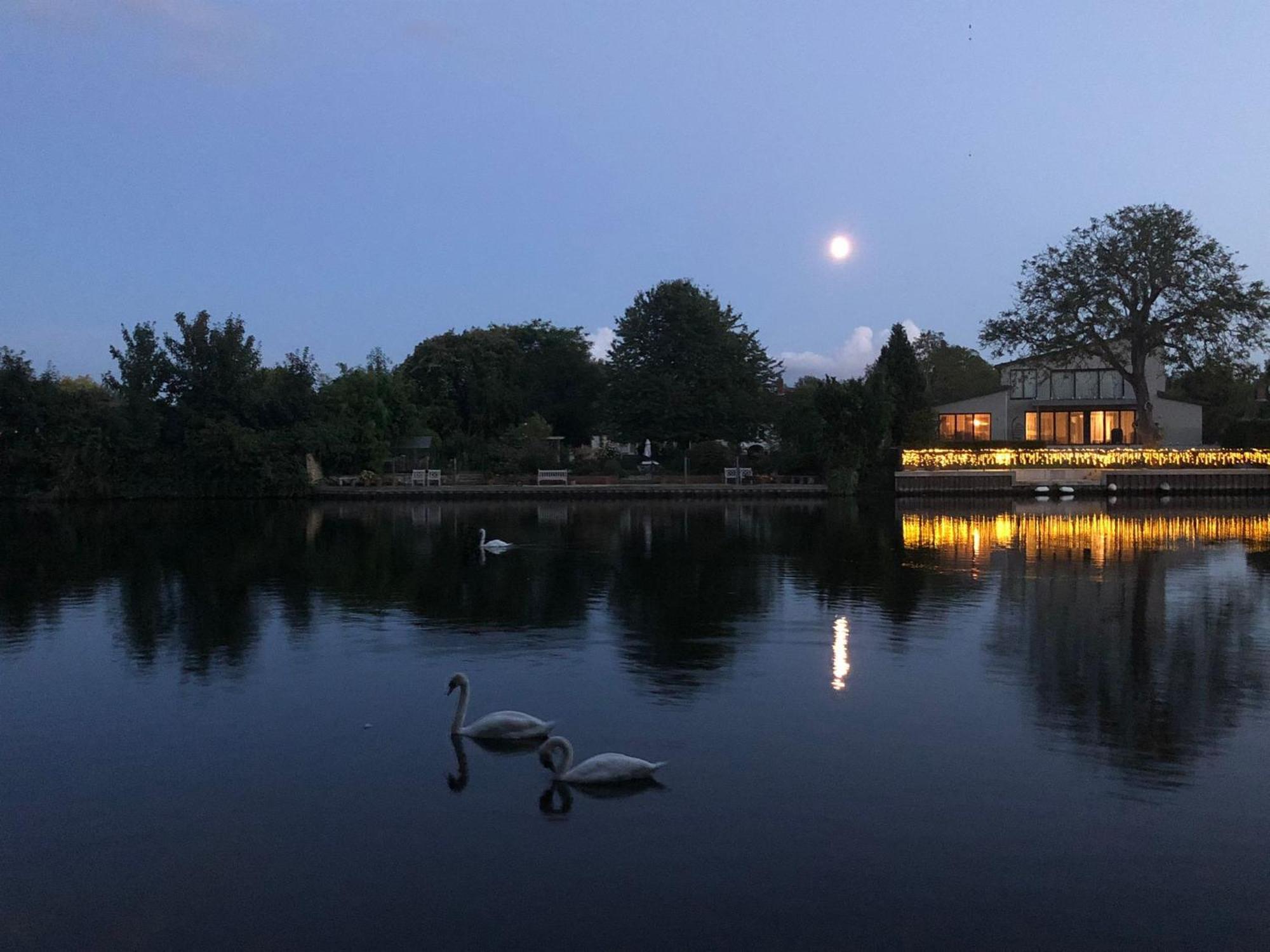 Cozy Double Bedroom In Stunning Bungalow On River Thames - Near Thorpe Park/Royal Holloway University/20Mins From Heathrow 스테인스 외부 사진