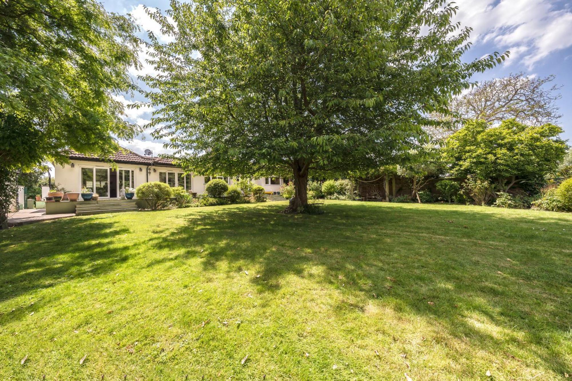 Cozy Double Bedroom In Stunning Bungalow On River Thames - Near Thorpe Park/Royal Holloway University/20Mins From Heathrow 스테인스 외부 사진